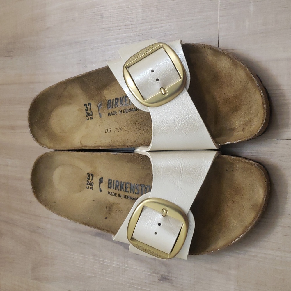 Brand New Birkenstock Madrid Sandals with Gold Buckle Size 6